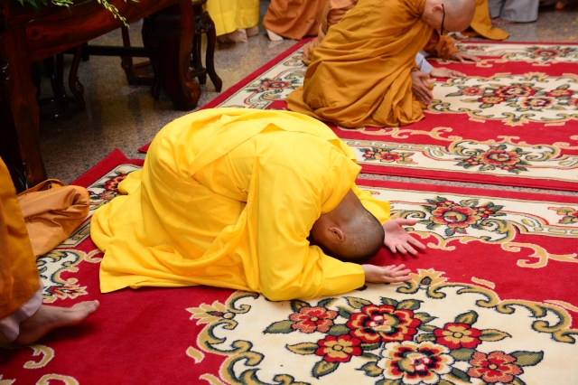 TP.HCM: Hàng ngàn tăng ni Phật tử cung tiễn nhục thân cố HT. Thích Trí Tịnh nhập kim quan