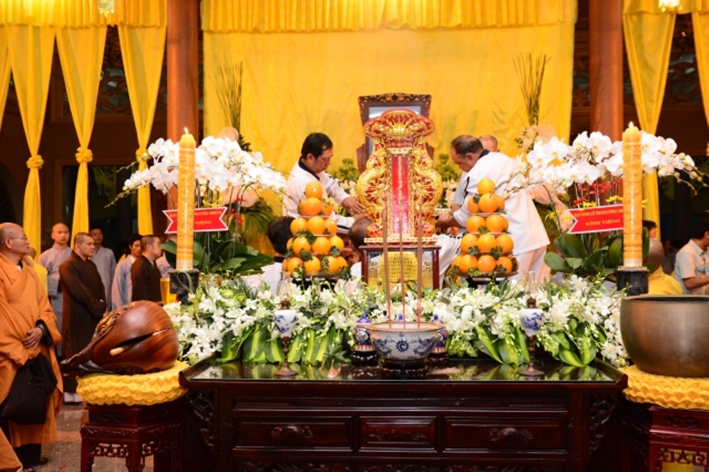 TP.HCM: Hàng ngàn tăng ni Phật tử cung tiễn nhục thân cố HT. Thích Trí Tịnh nhập kim quan