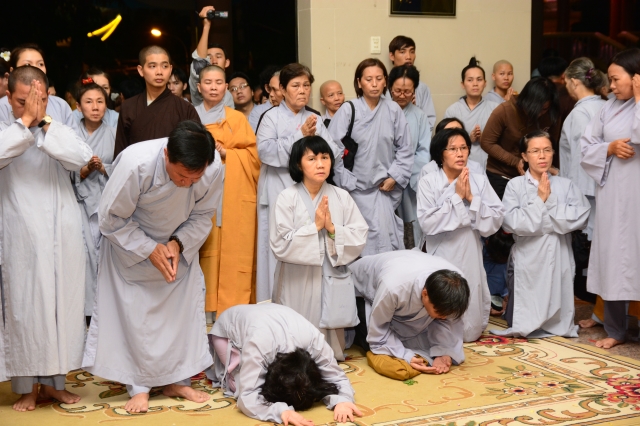 TP.HCM: Hàng ngàn tăng ni Phật tử cung tiễn nhục thân cố HT. Thích Trí Tịnh nhập kim quan