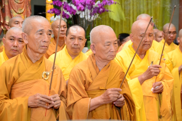 TP.HCM: Hàng ngàn tăng ni Phật tử cung tiễn nhục thân cố HT. Thích Trí Tịnh nhập kim quan