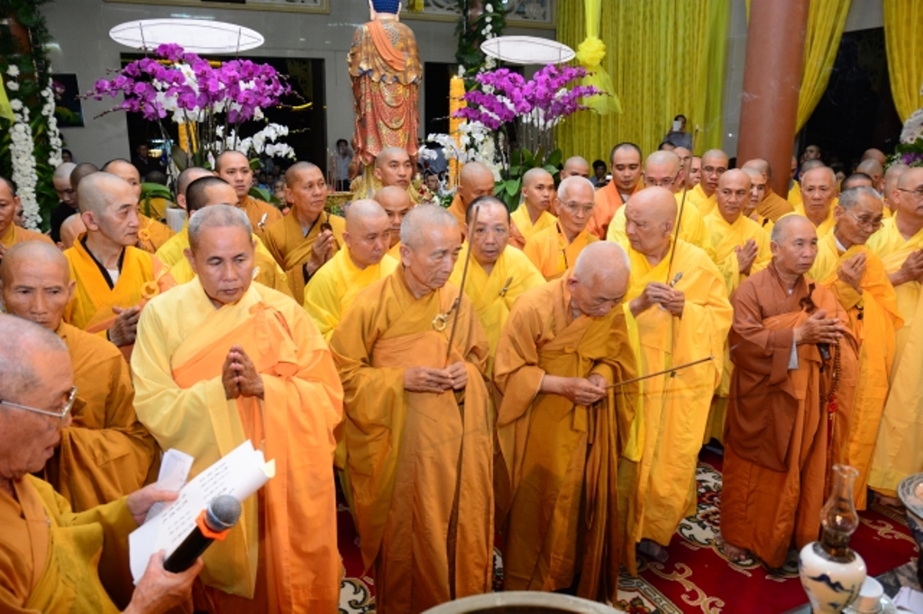 TP.HCM: Hàng ngàn tăng ni Phật tử cung tiễn nhục thân cố HT. Thích Trí Tịnh nhập kim quan