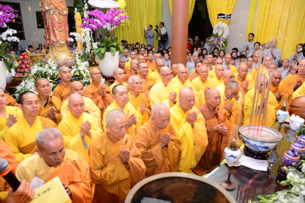 TP.HCM: Hàng ngàn tăng ni Phật tử cung tiễn nhục thân cố HT. Thích Trí Tịnh nhập kim quan