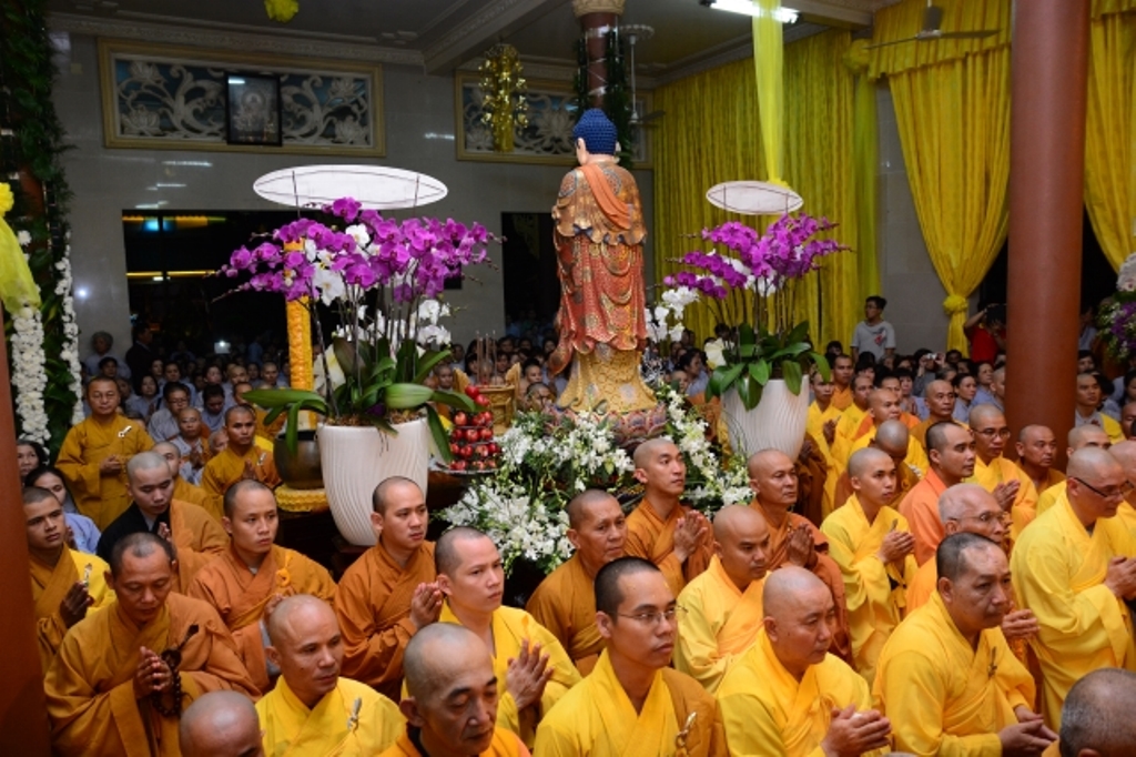 TP.HCM: Hàng ngàn tăng ni Phật tử cung tiễn nhục thân cố HT. Thích Trí Tịnh nhập kim quan