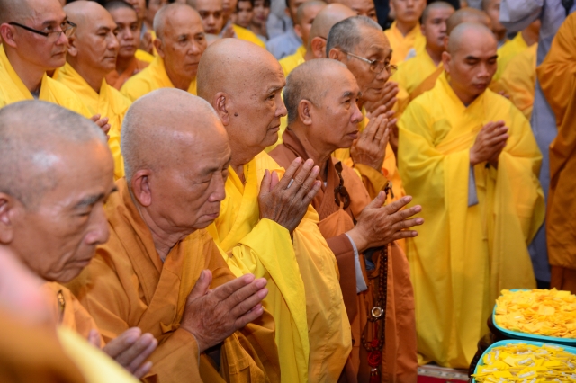 TP.HCM: Hàng ngàn tăng ni Phật tử cung tiễn nhục thân cố HT. Thích Trí Tịnh nhập kim quan