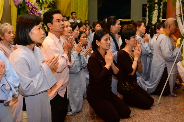 TP.HCM: Hàng ngàn tăng ni Phật tử cung tiễn nhục thân cố HT. Thích Trí Tịnh nhập kim quan