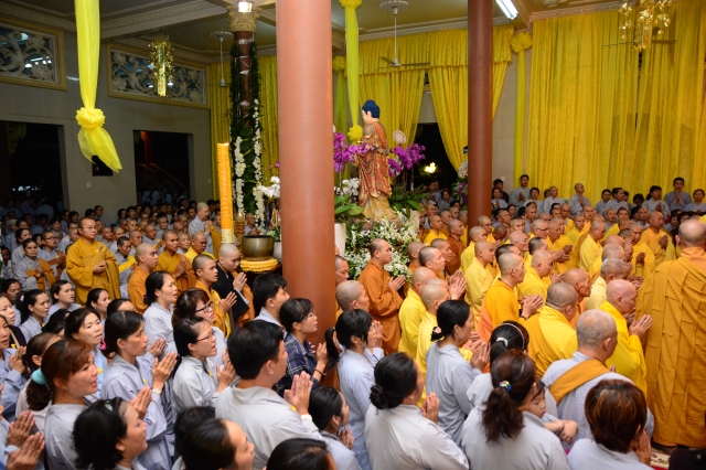 TP.HCM: Hàng ngàn tăng ni Phật tử cung tiễn nhục thân cố HT. Thích Trí Tịnh nhập kim quan