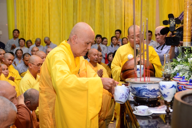 TP.HCM: Hàng ngàn tăng ni Phật tử cung tiễn nhục thân cố HT. Thích Trí Tịnh nhập kim quan