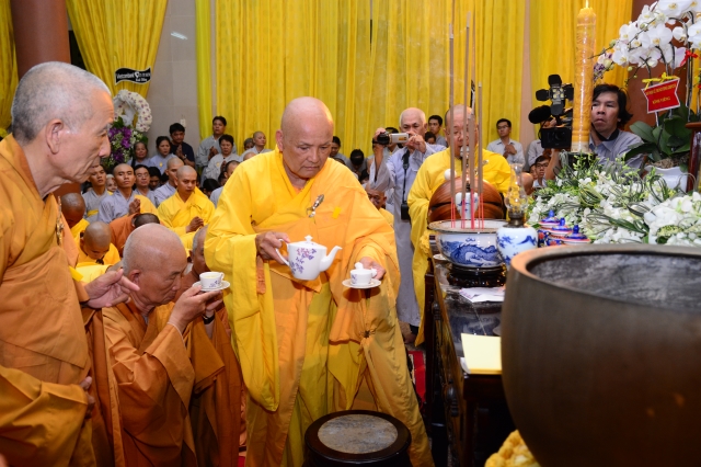 TP.HCM: Hàng ngàn tăng ni Phật tử cung tiễn nhục thân cố HT. Thích Trí Tịnh nhập kim quan