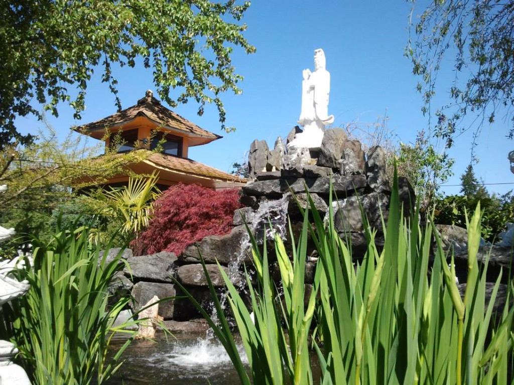 Không gian vườn thiền và cội trầm Phước Huệ