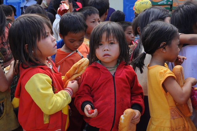 Ban Hoằng Pháp Tỉnh Đắk  Nông  Tặng Quà Tết Cho Đồng Bào Mông Ở Đăk Ha