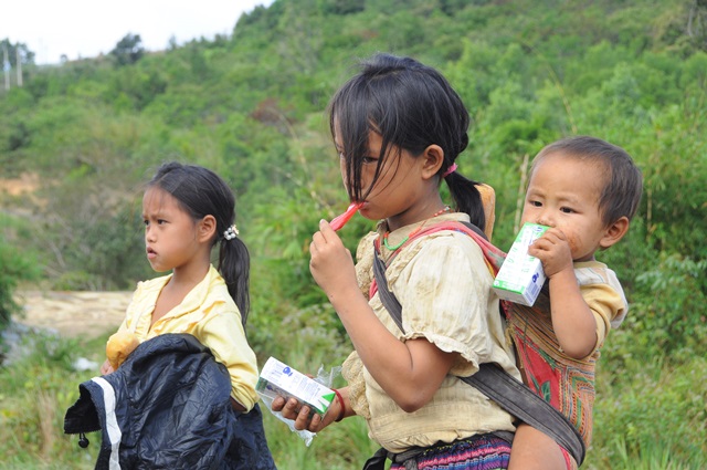 Ban Hoằng Pháp Tỉnh Đắk  Nông  Tặng Quà Tết Cho Đồng Bào Mông Ở Đăk Ha