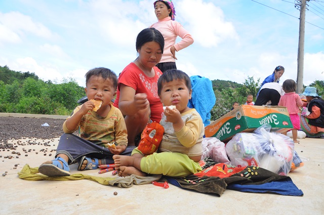 Ban Hoằng Pháp Tỉnh Đắk  Nông  Tặng Quà Tết Cho Đồng Bào Mông Ở Đăk Ha