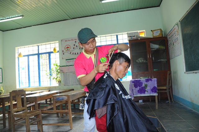 Ban Hoằng Pháp Tỉnh Đắk  Nông  Tặng Quà Tết Cho Đồng Bào Mông Ở Đăk Ha