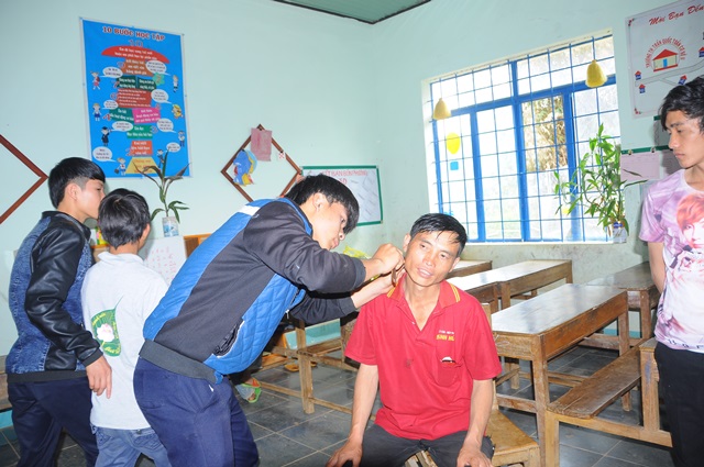 Ban Hoằng Pháp Tỉnh Đắk  Nông  Tặng Quà Tết Cho Đồng Bào Mông Ở Đăk Ha