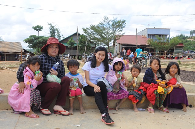 Ban Hoằng Pháp Tỉnh Đắk  Nông  Tặng Quà Tết Cho Đồng Bào Mông Ở Đăk Ha