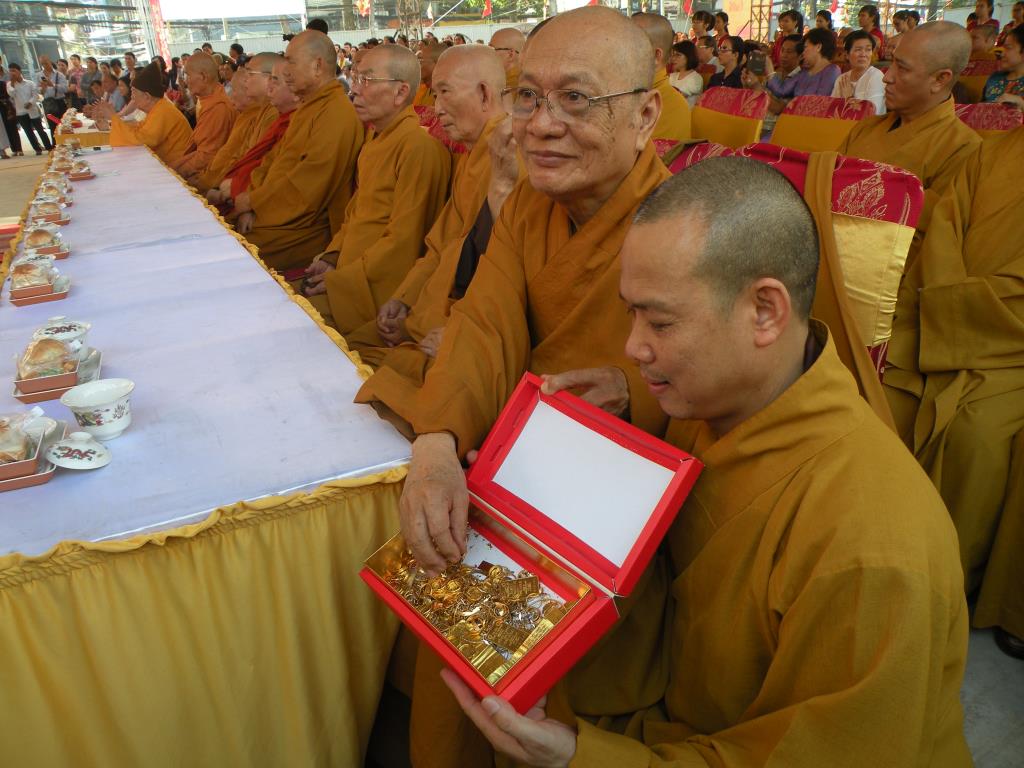 Tp.HCM: Lễ rót đồng đúc tôn tượng Bổn sư