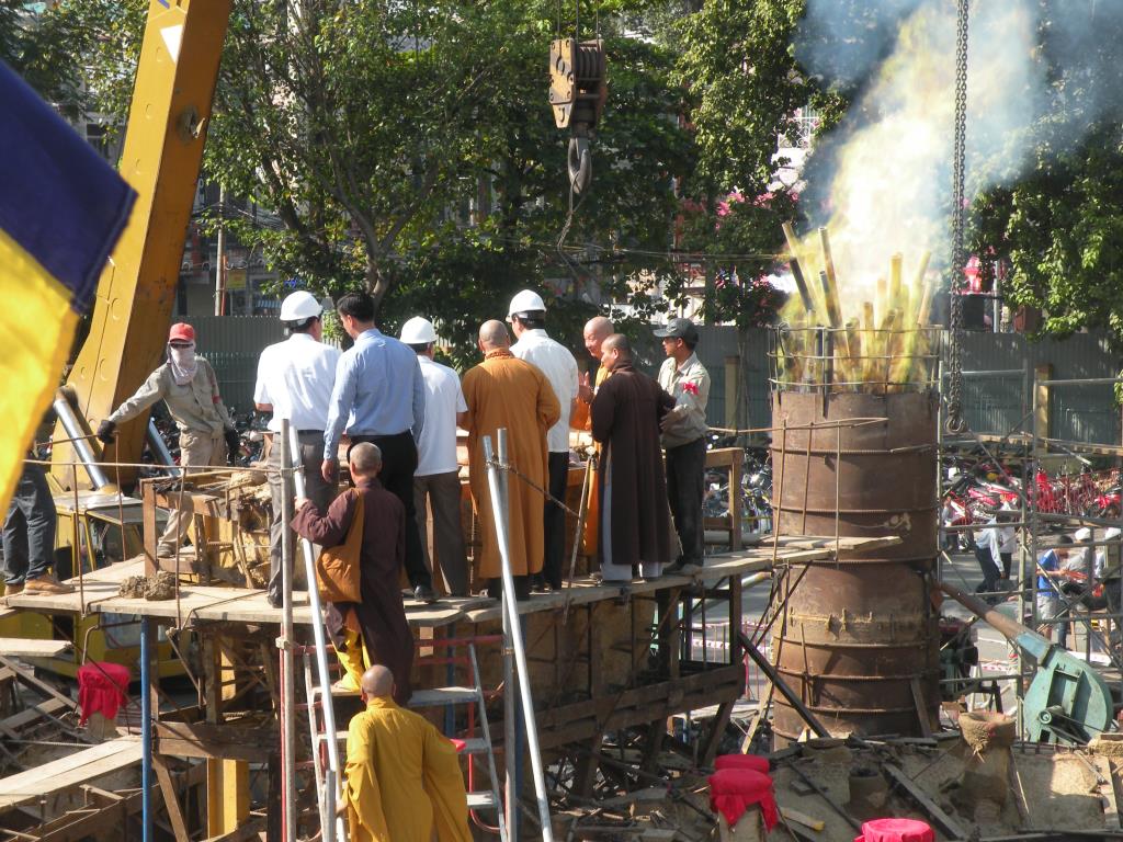 Tp.HCM: Lễ rót đồng đúc tôn tượng Bổn sư