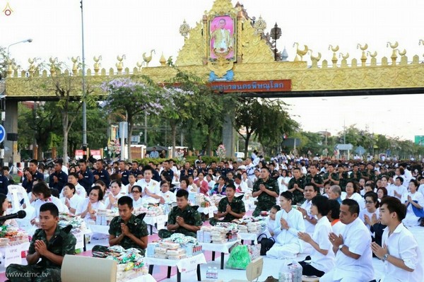 Thái Lan: Phật Giáo Tỉnh Phitsanulok tổ chức Lễ hội cúng dường tứ sự cho ba nghìn vị  Tăng