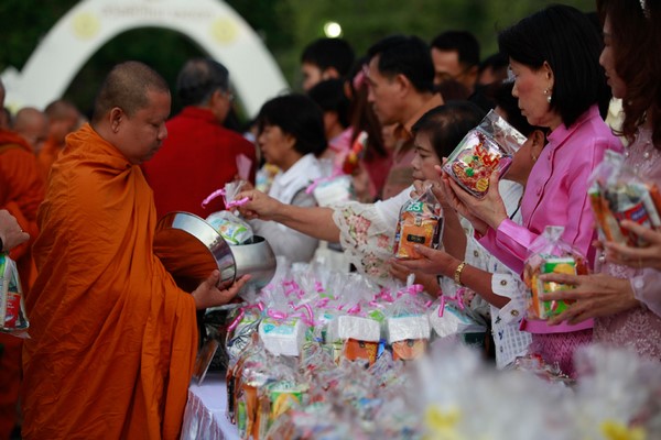 Thái Lan gần 20 triệu Phật tử cầu nguyện tân niên 2016