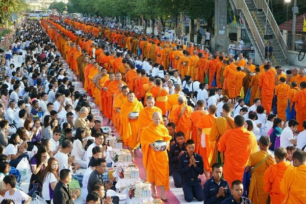 Thái Lan: Phật Giáo Tỉnh Phitsanulok tổ chức Lễ hội cúng dường tứ sự cho ba nghìn vị  Tăng