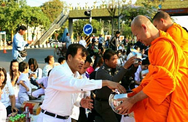Thái Lan: Phật Giáo Tỉnh Phitsanulok tổ chức Lễ hội cúng dường tứ sự cho ba nghìn vị  Tăng