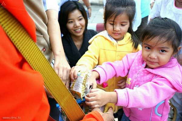 Thái Lan: Phật Giáo Tỉnh Phitsanulok tổ chức Lễ hội cúng dường tứ sự cho ba nghìn vị  Tăng