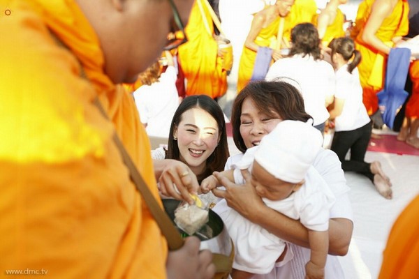 Thái Lan: Phật Giáo Tỉnh Phitsanulok tổ chức Lễ hội cúng dường tứ sự cho ba nghìn vị  Tăng
