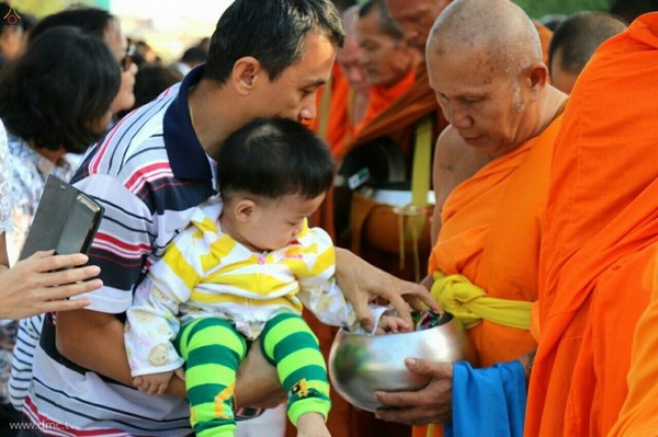 Thái Lan: Phật Giáo Tỉnh Phitsanulok tổ chức Lễ hội cúng dường tứ sự cho ba nghìn vị  Tăng