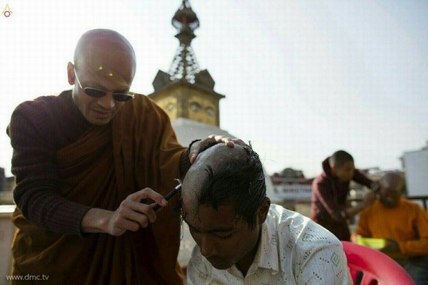 Nepal: Phật giáo tổ chức xuất gia gieo duyên và nhiễu hành quanh Thành phố Kathmandu