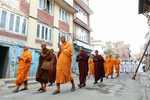 Nepal: Phật giáo tổ chức xuất gia gieo duyên và nhiễu hành quanh Thành phố Kathmandu