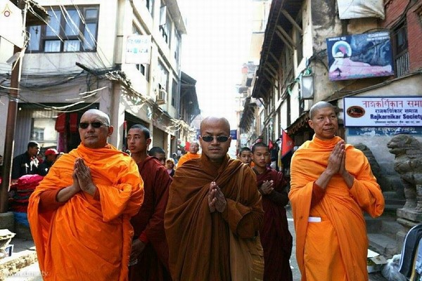 Nepal: Phật giáo tổ chức xuất gia gieo duyên và nhiễu hành quanh Thành phố Kathmandu