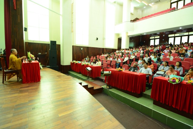 TT. Thích Nhật Từ chia sẻ về lối sống với sinh viên trường Đại học KHXH&amp;NV TP. HCM