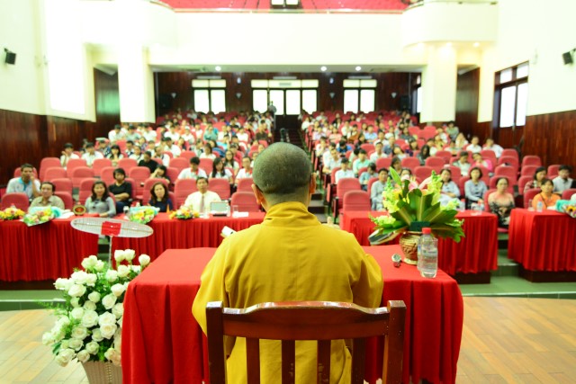 TT. Thích Nhật Từ chia sẻ về lối sống với sinh viên trường Đại học KHXH&amp;NV TP. HCM
