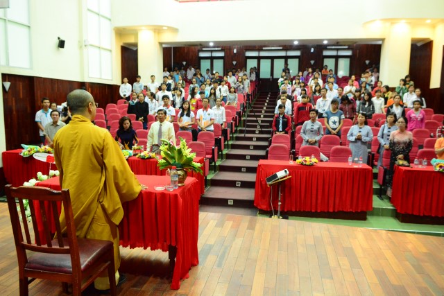 TT. Thích Nhật Từ chia sẻ về lối sống với sinh viên trường Đại học KHXH&amp;NV TP. HCM