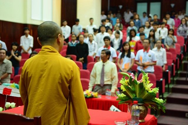 TT. Thích Nhật Từ chia sẻ về lối sống với sinh viên trường Đại học KHXH&amp;NV TP. HCM