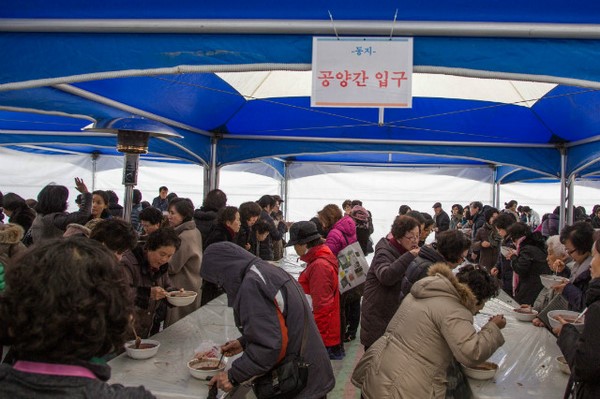Korea: Phụng Ân Cổ Tự ngày Đông chí và chia sẻ cháo đậu đỏ phục vụ 20.000 người ăn