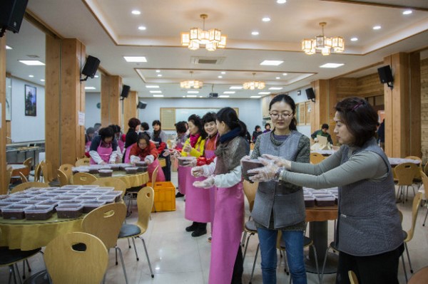 Korea: Phụng Ân Cổ Tự ngày Đông chí và chia sẻ cháo đậu đỏ phục vụ 20.000 người ăn