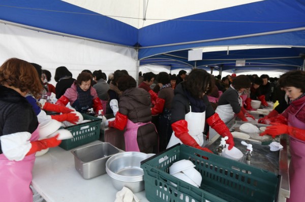 Korea: Phụng Ân Cổ Tự ngày Đông chí và chia sẻ cháo đậu đỏ phục vụ 20.000 người ăn