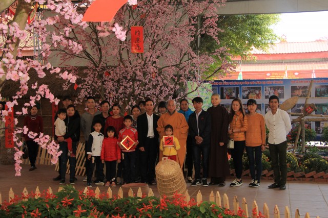 Thái Bình: Chùm ảnh mùng 2 Tết Bính Thân - chùa Từ Xuyên