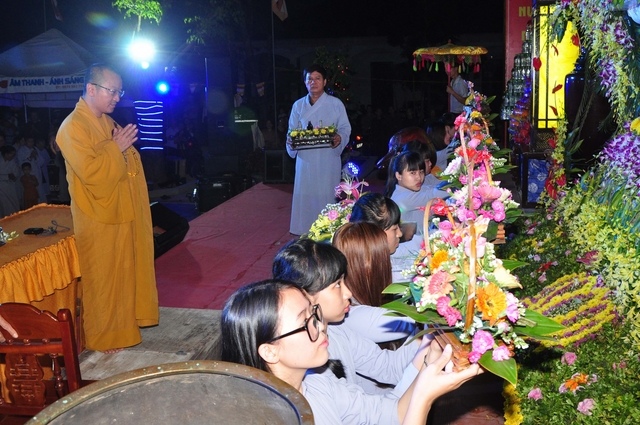 Hàng Nghìn Phật Tử Thính Pháp Tại Chùa Đạo Nguyên