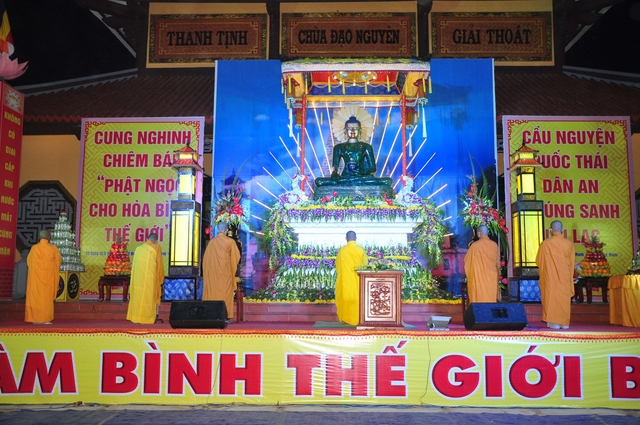 Hàng Nghìn Phật Tử Thính Pháp Tại Chùa Đạo Nguyên