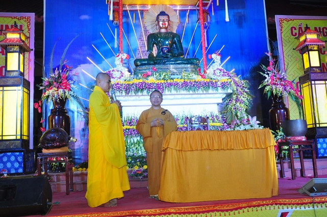 Hàng Nghìn Phật Tử Thính Pháp Tại Chùa Đạo Nguyên