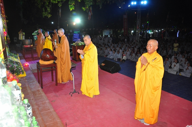 Hàng Nghìn Phật Tử Thính Pháp Tại Chùa Đạo Nguyên