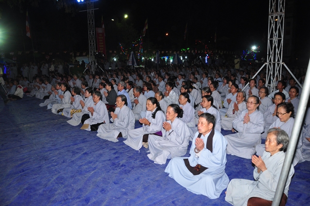 Hàng Nghìn Phật Tử Thính Pháp Tại Chùa Đạo Nguyên