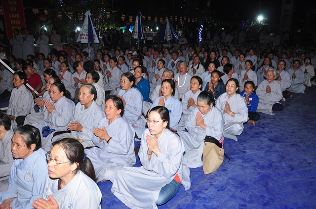 Hàng Nghìn Phật Tử Thính Pháp Tại Chùa Đạo Nguyên
