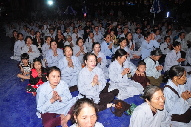 Hàng Nghìn Phật Tử Thính Pháp Tại Chùa Đạo Nguyên