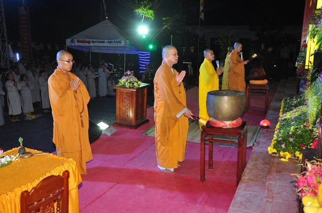Hàng Nghìn Phật Tử Thính Pháp Tại Chùa Đạo Nguyên