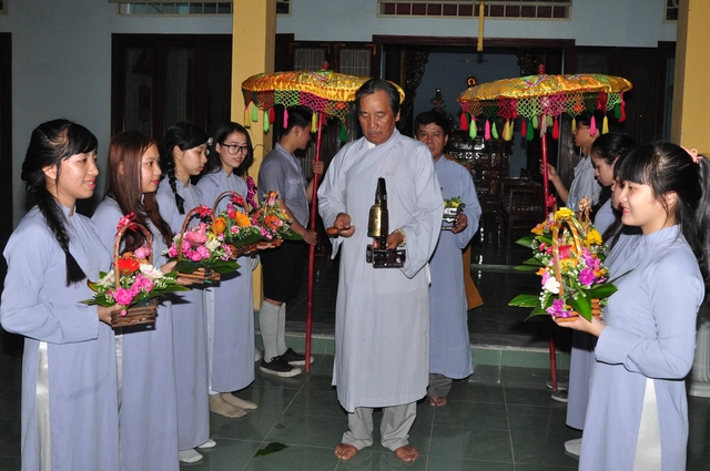 Hàng Nghìn Phật Tử Thính Pháp Tại Chùa Đạo Nguyên