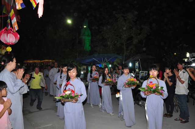 Hàng Nghìn Phật Tử Thính Pháp Tại Chùa Đạo Nguyên