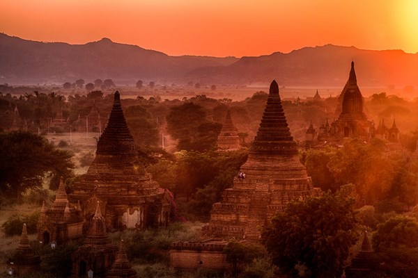 Myanmar: Chùm ảnh Ngôi Cổ tự Shwesantaw đầy quyến rũ khi ánh bình minh tỏa rạng